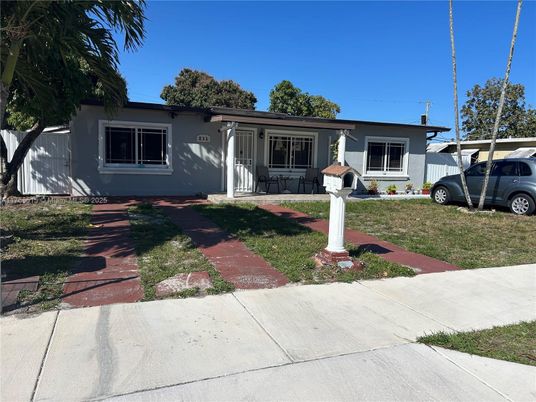 Exterior, Facade, Ranch