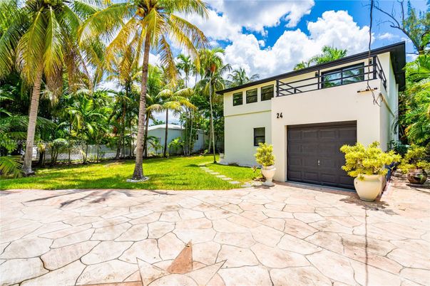 Attached, Backyard, Exterior, Facade, Modern