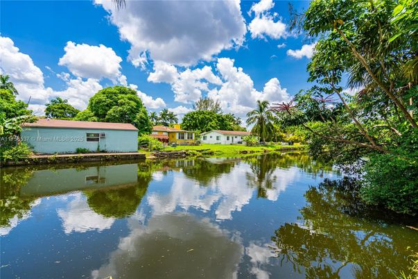 Exterior, Lake