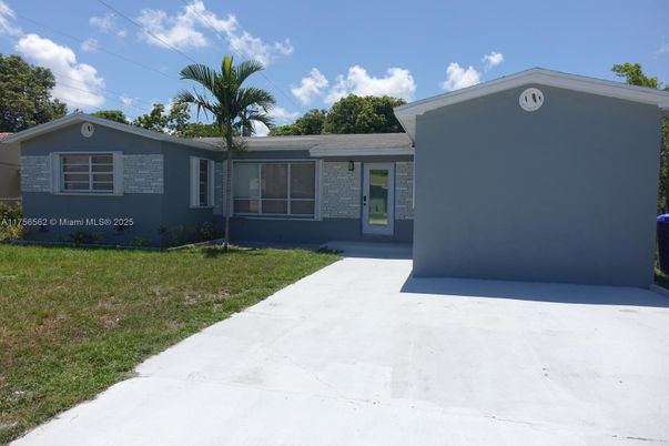Backyard, Exterior, Facade, Ranch