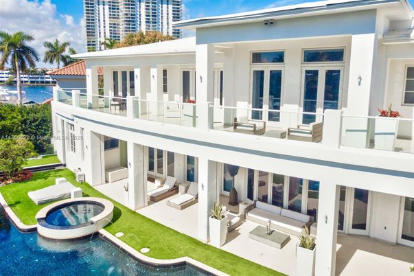 Exterior, Pool, Water