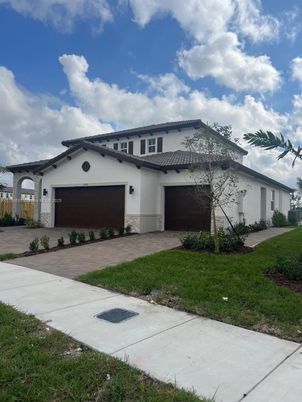 Attached, Exterior, Facade, Mediterranean