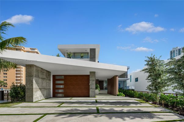 Attached, Exterior, Facade, Modern