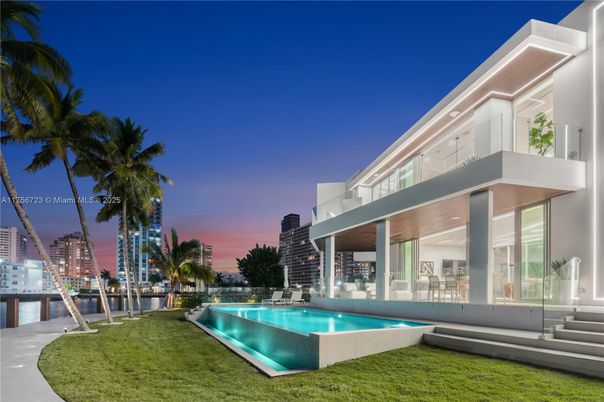 Exterior, Facade, Pool, Modern