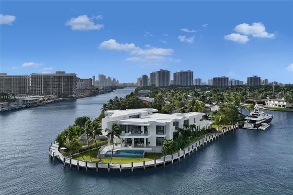 Exterior, Lake