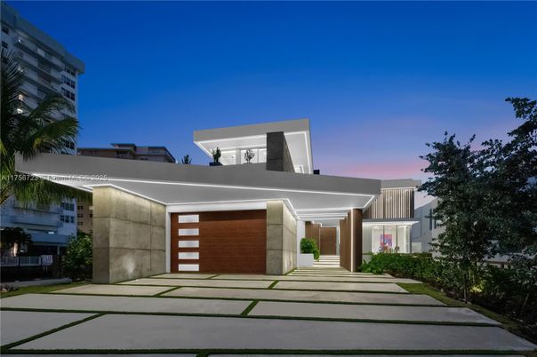 Exterior, Facade, Modern