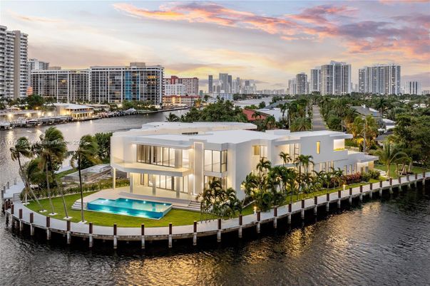 Exterior, Lake