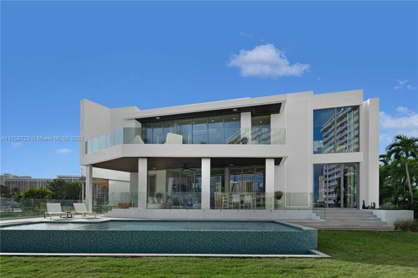 Backyard, Exterior, Facade, Modern