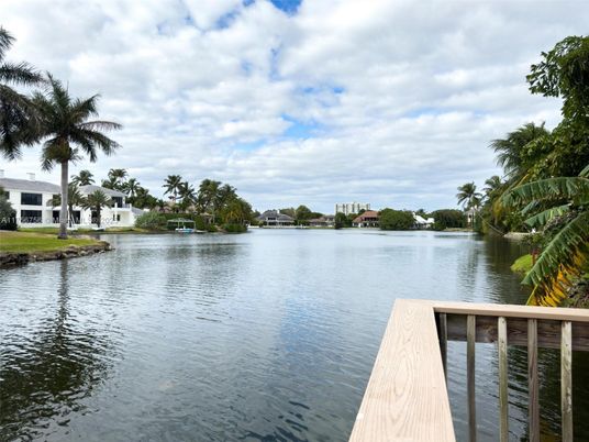 Exterior, Lake