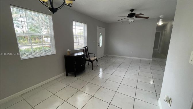 Empty room, Interior