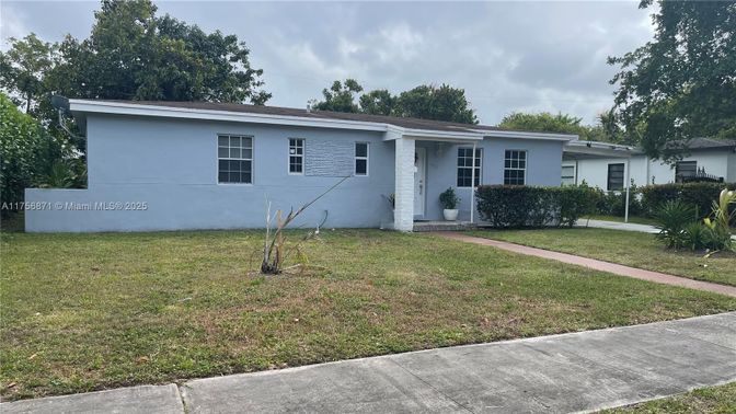 Backyard, Exterior, Facade, Ranch