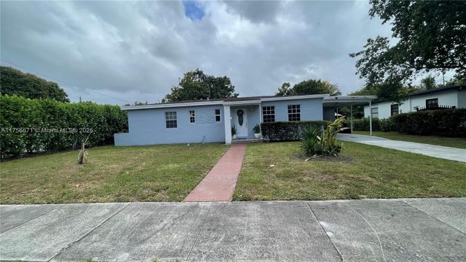 Backyard, Exterior, Facade, Ranch