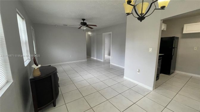 Empty room, Interior