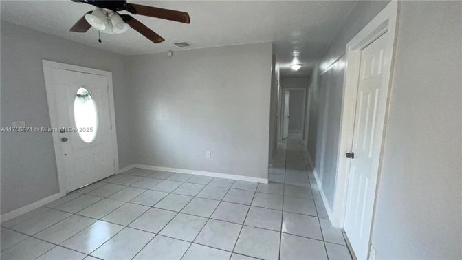 Empty room, Interior
