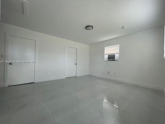 Empty room, Interior