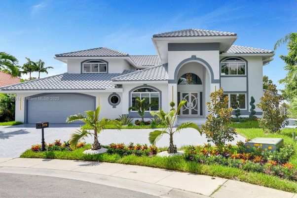 Attached, Exterior, Facade, Mediterranean