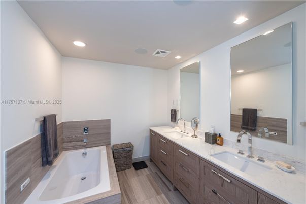Bathroom, Dual Sink Vanities, Interior, Recessed Lighting