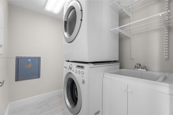 Interior, Utility Closets, Washer, Wood Texture Flooring