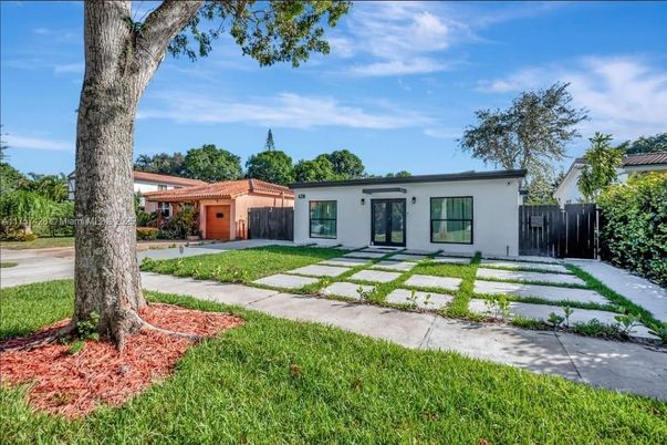 Backyard, Exterior, Facade, Ranch