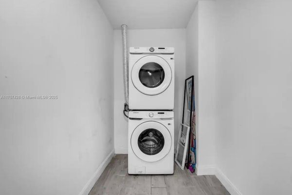 Interior, Utility Closets, Washer, Wood Texture Flooring