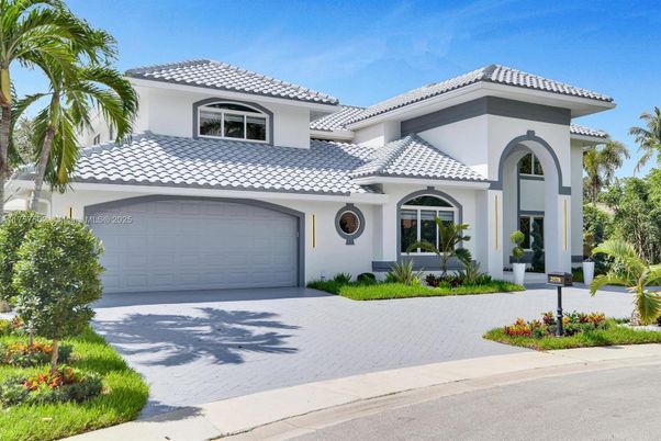 Attached, Exterior, Facade, Mediterranean