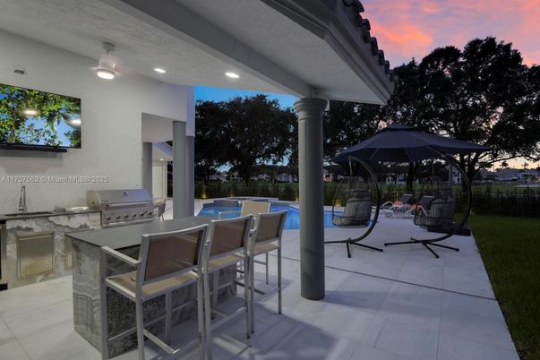 Exterior, Pool