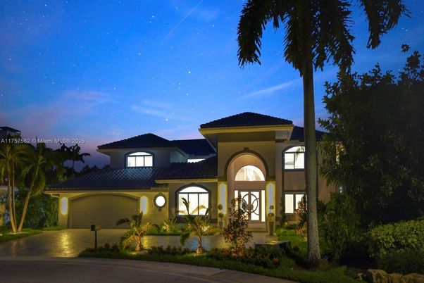 Attached, Exterior, Facade, Mediterranean