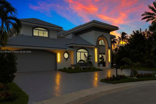 Attached, Exterior, Facade, Mediterranean