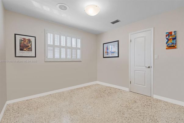 Empty room, Interior