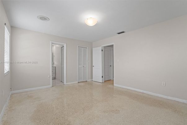 Empty room, Interior