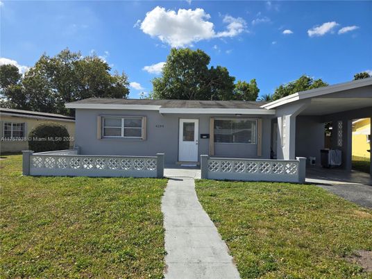 Exterior, Facade, Ranch