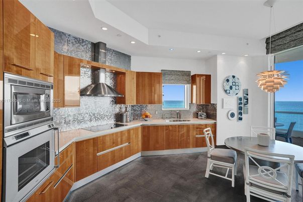 Dining room, Interior, Kitchen, Pendant Lights, Recessed Lighting, Stainless Steel Appliances, Water