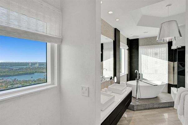 Bathroom, Free Standing Baths, Interior, Recessed Lighting, Water