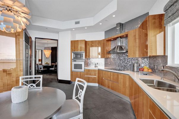 Dining room, Interior, Kitchen, Pendant Lights, Recessed Lighting, Stainless Steel Appliances