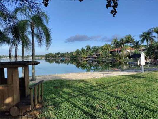 Exterior, Lake