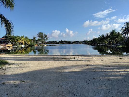Exterior, Lake