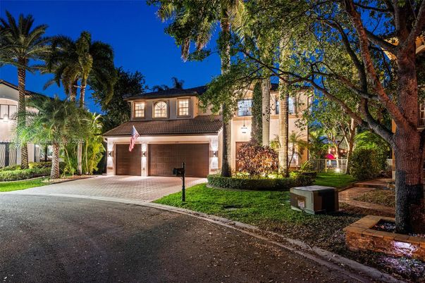 Attached, Exterior, Facade, Mediterranean