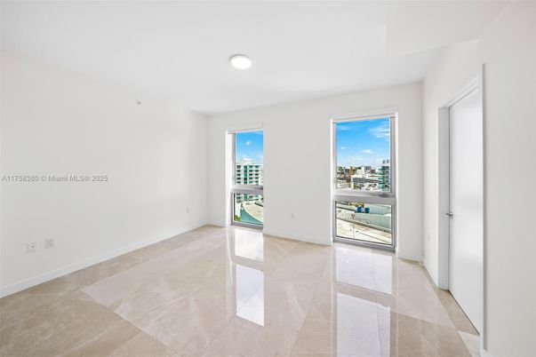 Empty room, Interior