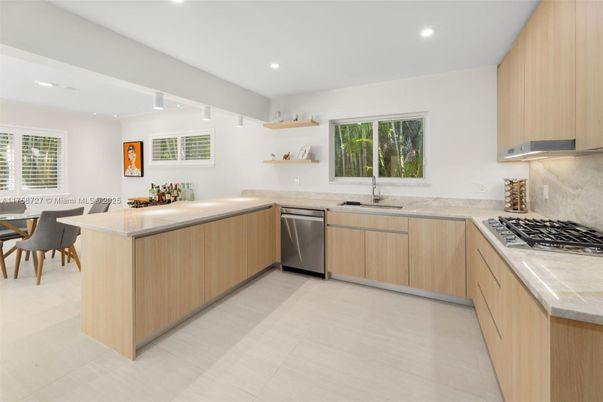 Dining room, Interior, Kitchen, Recessed Lighting, Stainless Steel Appliances