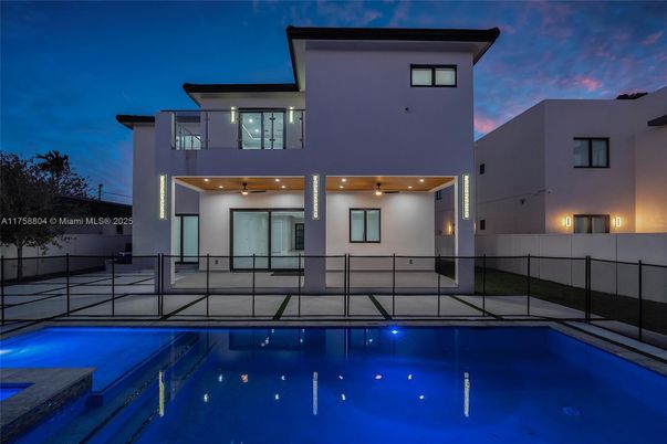 Exterior, Facade, Pool, Modern