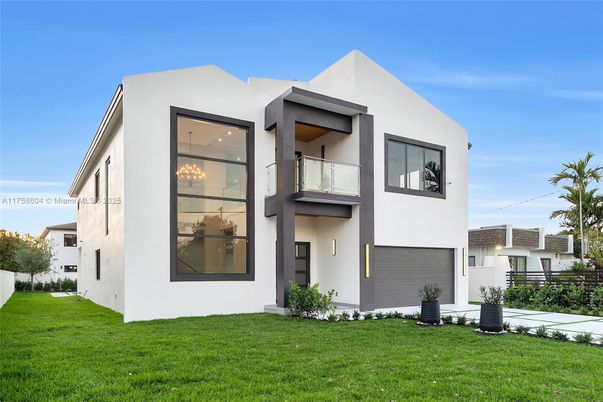 Attached, Backyard, Exterior, Facade, Modern