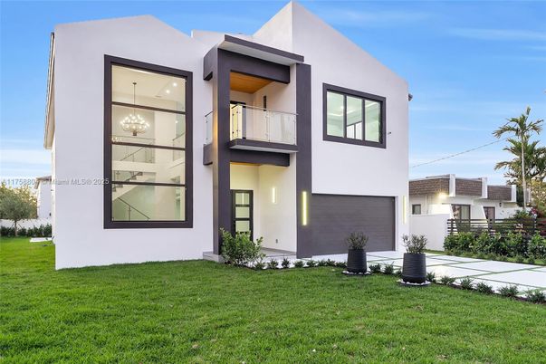 Attached, Backyard, Exterior, Facade, Modern