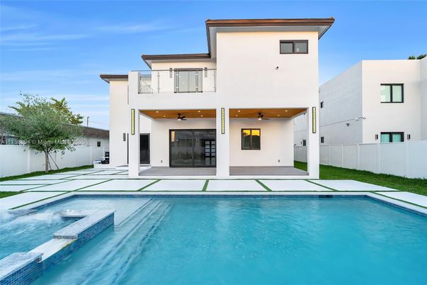 Exterior, Facade, Pool, Modern