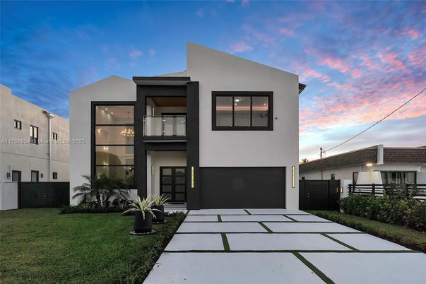 Attached, Backyard, Exterior, Facade, Modern
