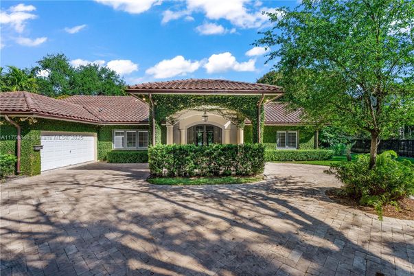 Attached, Exterior, Facade, Mediterranean