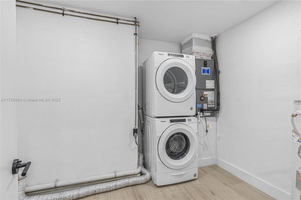 Interior, Utility Closets, Washer, Wood Texture Flooring