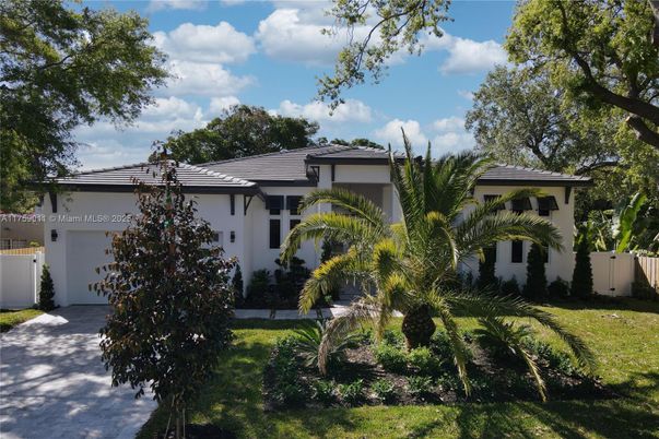 Attached, Exterior, Facade, Mediterranean
