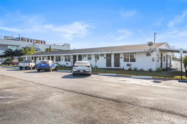 Attached, Exterior, Facade, Ranch