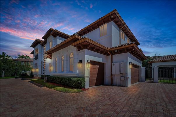 Attached, Exterior, Facade, Mediterranean