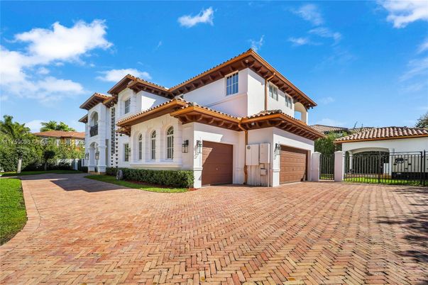 Attached, Exterior, Facade, Mediterranean